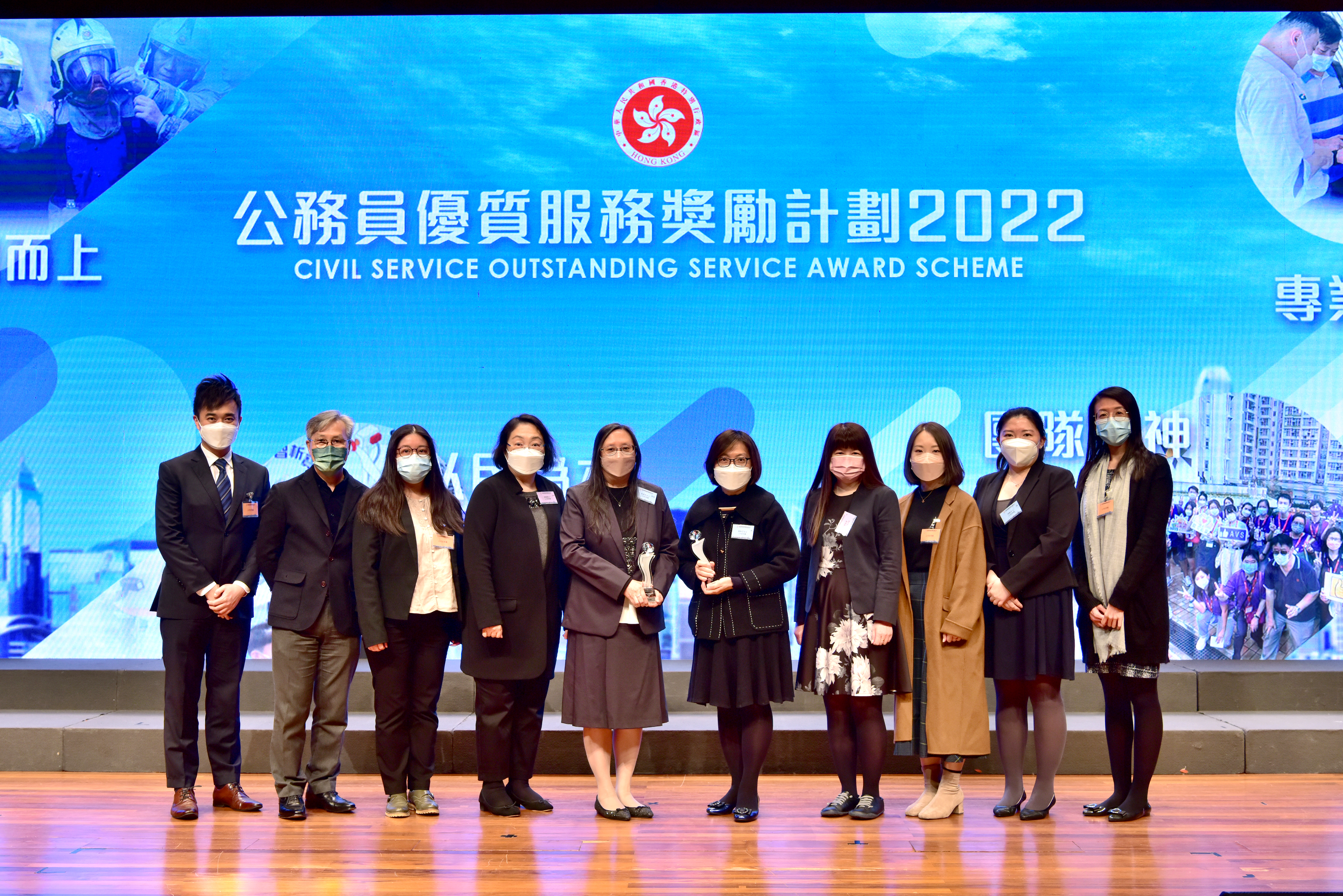 Miss Helen Tang, Registrar of Companies (left fourth), and the Registry’s officers at the Prize Presentation Ceremony.